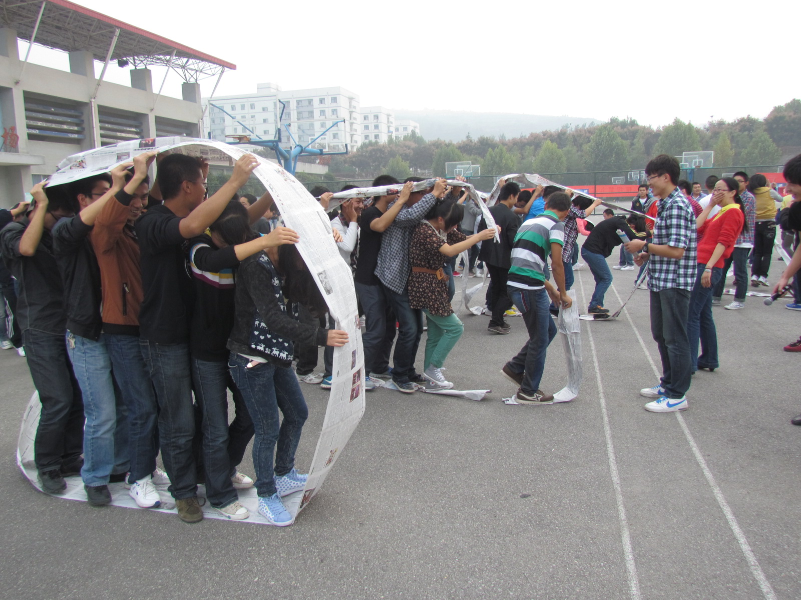 全体学生干部积极投入于素质拓展活动中